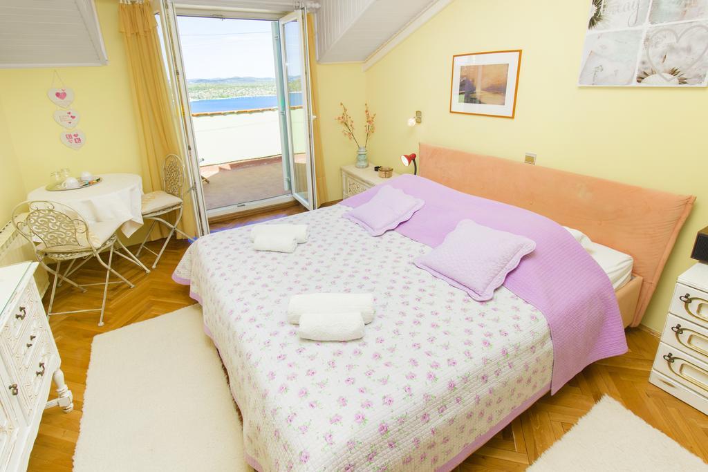 שיבניק Moonshine Apartment With Magnificent View מראה חיצוני תמונה